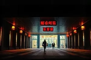 《咖啡与铁轨》画面：清晨站台旁捧着纸杯的年轻人