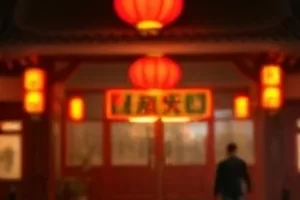 《沉船上的灯塔》画面：海雾中灯塔射出的第一道光